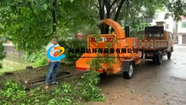 河南昌达HC-6145园林绿化树枝粉碎机福建福州客户使用现场.jpg