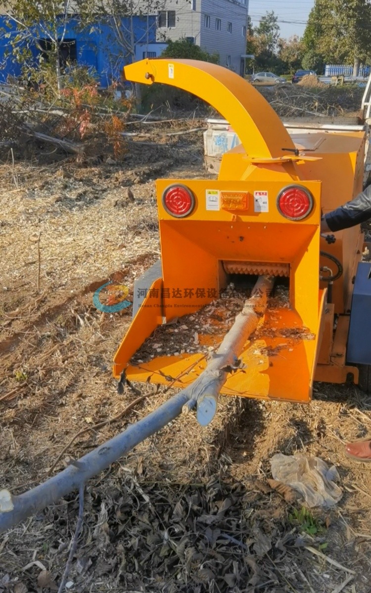 河南昌达HC-6130型树枝粉碎机浙江杭州客户使用现场.jpg