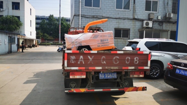 郑州客户到厂自提园林树枝粉碎机.jpg